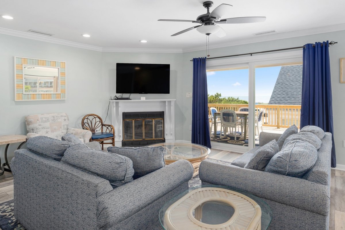 The common area in the beach house with furniture.