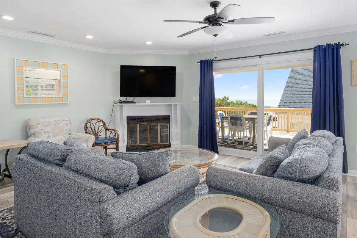 The common area in the beach house with furniture.